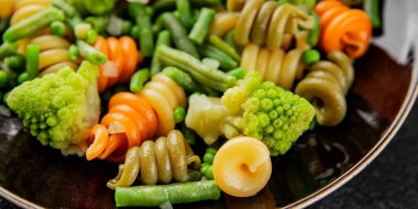 Trottole makarna sebzeler yeşil bezelye, yeşil fasulye, kohlrabi lahanası, brokoli ikinci yemek lezzetli çerez taze lezzetli gurme yemek arka planı masa kırsal gıda üst görünüm boşluk