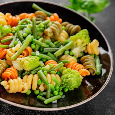 Trottole makarna sebzeler yeşil bezelye, yeşil fasulye, kohlrabi lahanası, brokoli ikinci yemek lezzetli çerez taze lezzetli gurme yemek arka planı masa kırsal gıda üst görünüm boşluk