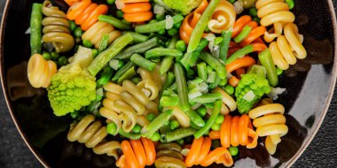 Trottole makarna sebzeler yeşil bezelye, yeşil fasulye, kohlrabi lahanası, brokoli ikinci yemek lezzetli çerez taze lezzetli gurme yemek arka planı masa kırsal gıda üst görünüm boşluk