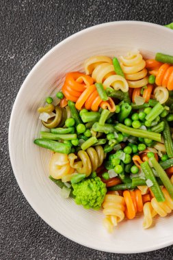 Trottole makarna sebzeler yeşil bezelye, yeşil fasulye, kohlrabi lahanası, brokoli ikinci yemek lezzetli çerez taze lezzetli gurme yemek arka planı masa kırsal gıda üst görünüm boşluk