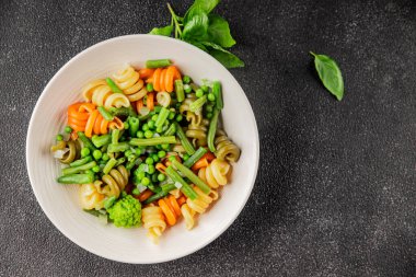 Trottole makarna sebzeler yeşil bezelye, yeşil fasulye, kohlrabi lahanası, brokoli ikinci yemek lezzetli çerez taze lezzetli gurme yemek arka planı masa kırsal gıda üst görünüm boşluk