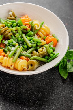 Trottole makarna sebzeler yeşil bezelye, yeşil fasulye, kohlrabi lahanası, brokoli ikinci yemek lezzetli çerez taze lezzetli gurme yemek arka planı masa kırsal gıda üst görünüm boşluk