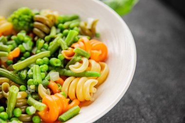 Trottole makarna sebzeler yeşil bezelye, yeşil fasulye, kohlrabi lahanası, brokoli ikinci yemek lezzetli çerez taze lezzetli gurme yemek arka planı masa kırsal gıda üst görünüm boşluk