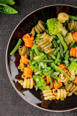 Trottole makarna sebzeler yeşil bezelye, yeşil fasulye, kohlrabi lahanası, brokoli ikinci yemek lezzetli çerez taze lezzetli gurme yemek arka planı masa kırsal gıda üst görünüm boşluk