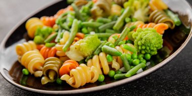 Trottole makarna sebzeler yeşil bezelye, yeşil fasulye, kohlrabi lahanası, brokoli ikinci yemek lezzetli çerez taze lezzetli gurme yemek arka planı masa kırsal gıda üst görünüm boşluk