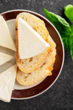 İşlenmiş peynirin işlenmiş porsiyon peyniri. Sandviç için. Lezzetli çerez.