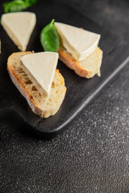 İşlenmiş peynirin işlenmiş porsiyon peyniri. Sandviç için. Lezzetli çerez.