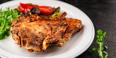 Biftek, barbekü, et, lezzetli aperatif, lezzetli gurme yemek arka planı, masa, rustik yemekler, fotokopi alanı.