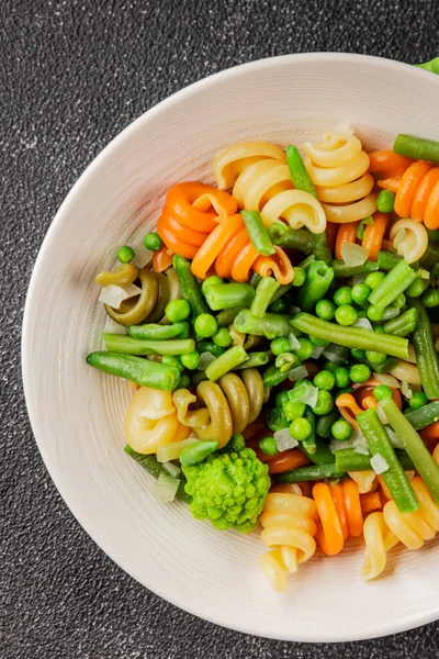 Trottole makarna sebzeler yeşil bezelye, yeşil fasulye, kohlrabi lahanası, brokoli ikinci yemek lezzetli çerez taze lezzetli gurme yemek arka planı masa kırsal gıda üst görünüm boşluk