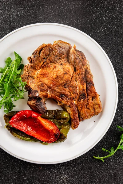 Biftek, barbekü, et, lezzetli aperatif, lezzetli gurme yemek arka planı, masa, rustik yemekler, fotokopi alanı.