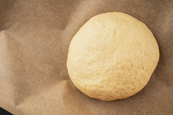 Hamur hamuru mayası, un, su lezzetli aperatif taze lezzetli gurme yemek arkaplanı masa kırsal yiyeceklerin üst görünümü fotokopi alanı