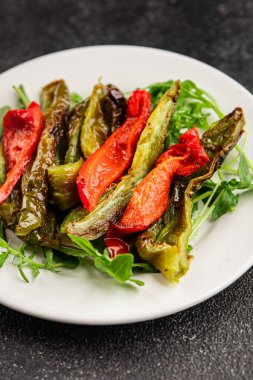 Izgara biber salatası kızarmış sebze bbq yemek lezzetli aperatif lezzetli gurme yemek arkaplan masa rustik gıda üst görünüm fotokopi alanı keto ve paleo diyet vegan ve vejetaryen gıda