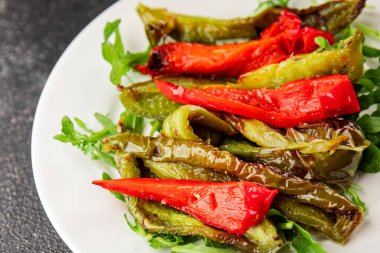 Izgara biber salatası kızarmış sebze bbq yemek lezzetli aperatif lezzetli gurme yemek arkaplan masa rustik gıda üst görünüm fotokopi alanı keto ve paleo diyet vegan ve vejetaryen gıda