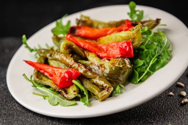 Izgara biber salatası kızarmış sebze bbq yemek lezzetli aperatif lezzetli gurme yemek arkaplan masa rustik gıda üst görünüm fotokopi alanı keto ve paleo diyet vegan ve vejetaryen gıda