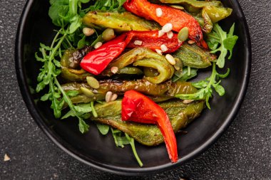 Izgara biber salatası kızarmış sebze bbq yemek lezzetli aperatif lezzetli gurme yemek arkaplan masa rustik gıda üst görünüm fotokopi alanı keto ve paleo diyet vegan ve vejetaryen gıda
