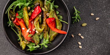 Izgara biber salatası kızarmış sebze bbq yemek lezzetli aperatif lezzetli gurme yemek arkaplan masa rustik gıda üst görünüm fotokopi alanı keto ve paleo diyet vegan ve vejetaryen gıda