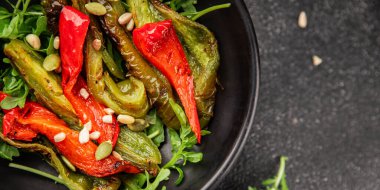 Izgara biber salatası kızarmış sebze bbq yemek lezzetli aperatif lezzetli gurme yemek arkaplan masa rustik gıda üst görünüm fotokopi alanı keto ve paleo diyet vegan ve vejetaryen gıda