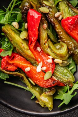 Izgara biber salatası kızarmış sebze bbq yemek lezzetli aperatif lezzetli gurme yemek arkaplan masa rustik gıda üst görünüm fotokopi alanı keto ve paleo diyet vegan ve vejetaryen gıda