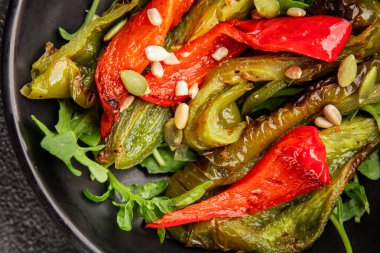 Izgara biber salatası kızarmış sebze bbq yemek lezzetli aperatif lezzetli gurme yemek arkaplan masa rustik gıda üst görünüm fotokopi alanı keto ve paleo diyet vegan ve vejetaryen gıda