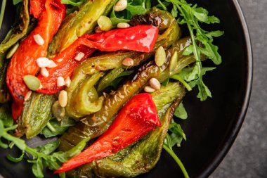 Izgara biber salatası kızarmış sebze bbq yemek lezzetli aperatif lezzetli gurme yemek arkaplan masa rustik gıda üst görünüm fotokopi alanı keto ve paleo diyet vegan ve vejetaryen gıda