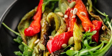 Izgara biber salatası kızarmış sebze bbq yemek lezzetli aperatif lezzetli gurme yemek arkaplan masa rustik gıda üst görünüm fotokopi alanı keto ve paleo diyet vegan ve vejetaryen gıda