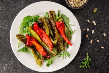 Izgara biber salatası kızarmış sebze bbq yemek lezzetli aperatif lezzetli gurme yemek arkaplan masa rustik gıda üst görünüm fotokopi alanı keto ve paleo diyet vegan ve vejetaryen gıda