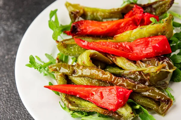Izgara biber salatası kızarmış sebze bbq yemek lezzetli aperatif lezzetli gurme yemek arkaplan masa rustik gıda üst görünüm fotokopi alanı keto ve paleo diyet vegan ve vejetaryen gıda