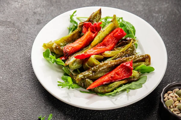 Izgara biber salatası kızarmış sebze bbq yemek lezzetli aperatif lezzetli gurme yemek arkaplan masa rustik gıda üst görünüm fotokopi alanı keto ve paleo diyet vegan ve vejetaryen gıda