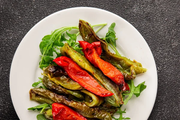 Izgara biber salatası kızarmış sebze bbq yemek lezzetli aperatif lezzetli gurme yemek arkaplan masa rustik gıda üst görünüm fotokopi alanı keto ve paleo diyet vegan ve vejetaryen gıda