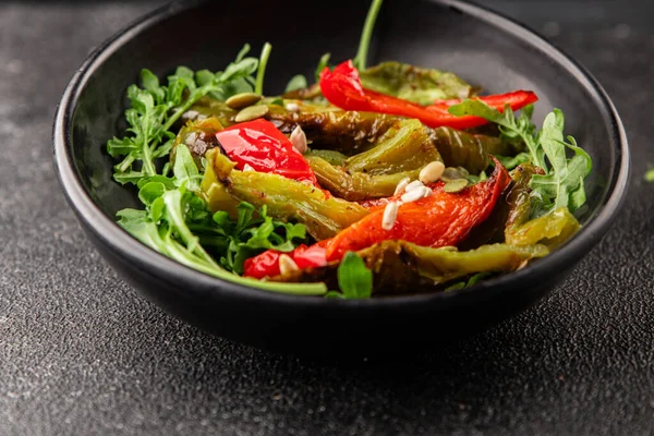 Izgara biber salatası kızarmış sebze bbq yemek lezzetli aperatif lezzetli gurme yemek arkaplan masa rustik gıda üst görünüm fotokopi alanı keto ve paleo diyet vegan ve vejetaryen gıda