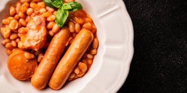 Etli fasulye ve sosisli Fransız mutfağı sebzeleri... doğal yemek... lezzetli çerezler... lezzetli gurme yemek arka planı... masanın kırsal kesiminde fotokopi alanı.