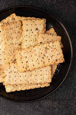 Kraker tam tahıllı sağlıklı yiyecekler buğday kurabiyeleri lezzetli çerezler taze lezzetli gurme yemek arkaplanı masanın kırsal kesiminde fotokopi alanı