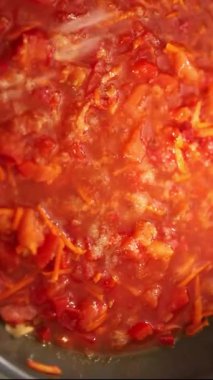 Bir tavada domates sosu aşçısı, havuç, soğan yemeği... doğal ürün... lezzetli çerez... lezzetli gurme yemek arkaplan... sade üst manzara... fotokopi alanı keto... ve paleo diyeti vegan ve vejetaryen yemeği.