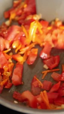 Bir tavada domates sosu aşçısı, havuç, soğan yemeği... doğal ürün... lezzetli çerez... lezzetli gurme yemek arkaplan... sade üst manzara... fotokopi alanı keto... ve paleo diyeti vegan ve vejetaryen yemeği.