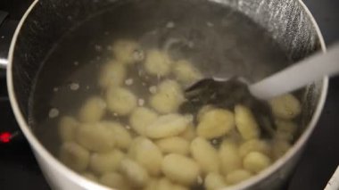 Gnocchi çiğ patates hamuru aperatifi taze lezzetli gurme yemek arkaplanı masa üzerinde rustik gıda üst görünüm fotokopi uzay vejetaryen gıda