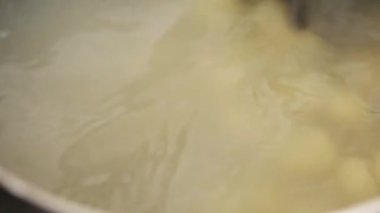 Gnocchi çiğ patates hamuru aperatifi taze lezzetli gurme yemek arkaplanı masa üzerinde rustik gıda üst görünüm fotokopi uzay vejetaryen gıda