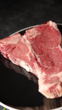 T-bone çiğ biftek taze et prim biftek aperatif taze gurme yemek arka planı masa rustik gıda üst görünüm fotokopi alanı