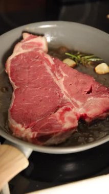 T-bone çiğ biftek taze et prim biftek aperatif taze gurme yemek arka planı masa rustik gıda üst görünüm fotokopi alanı