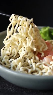 Erişte karides ve sebzeler lezzetli deniz ürünleri taze gurme yemek arka planı masadaki rustik yemekler üst görünüm fotokopi alanı vejetaryen yemekleri