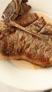 Biftek, biftek, biftek, biftek, lezzetli aperatif, gurme yemek arka planı, kırsal yemek, fotokopi odası.