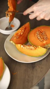 Kavunlu Charente, olgun, tatlı, tatlı, tatlı, lezzetli, lezzetli gurme yemek arka planda, sofrada. Kırsal yemekler, fotokopi alanı Keto ve paleo diyeti vegan ve vejetaryen yemekleri.