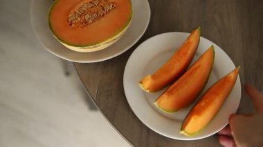 Kavunlu Charente, olgun, tatlı, tatlı, tatlı, lezzetli, lezzetli gurme yemek arka planda, sofrada. Kırsal yemekler, fotokopi alanı Keto ve paleo diyeti vegan ve vejetaryen yemekleri.