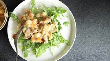 Patates salatası ve füme balık. Lezzetli çerez. Lezzetli gurme yemek arkaplanı.