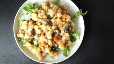 Patates salatası ve füme balık. Lezzetli çerez. Lezzetli gurme yemek arkaplanı.