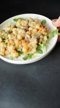 Patates salatası ve füme balık. Lezzetli çerez. Lezzetli gurme yemek arkaplanı.