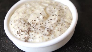 Chia pudingi, meyve püresi, lezzetli aperatif, gurme, gurme yemek, masa üstü yemek, fotokopi masası keto, paleo diyet vegan ve vejetaryen yemekleri.