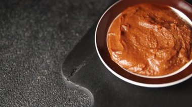 Japon yemeği pişirmek için Miso macunu kalın soya fasulyesi ezmesi. Lezzetli aperatifler. Sofrada taze gurme yemek.