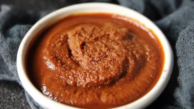 Japon yemeği pişirmek için Miso macunu kalın soya fasulyesi ezmesi. Lezzetli aperatifler. Sofrada taze gurme yemek.