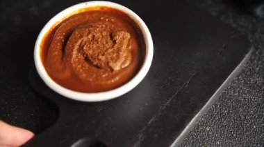 Japon yemeği pişirmek için Miso macunu kalın soya fasulyesi ezmesi. Lezzetli aperatifler. Sofrada taze gurme yemek.