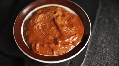 Japon yemeği pişirmek için Miso macunu kalın soya fasulyesi ezmesi. Lezzetli aperatifler. Sofrada taze gurme yemek.